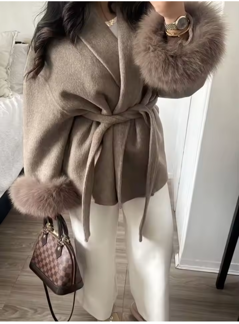 Serena – Cappotto Avvolgente con Cintura e Pelliccia
